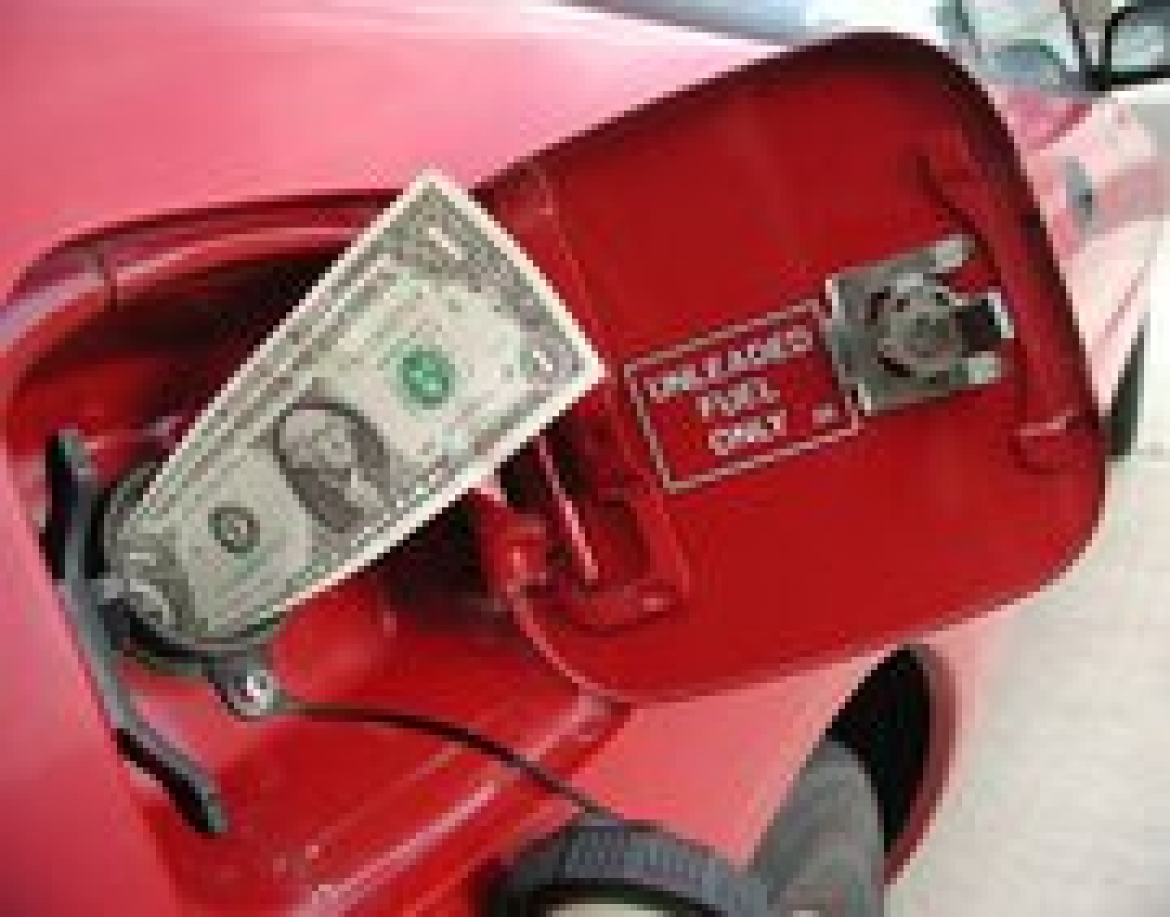 Los autos que gastan mas  gasolina y contaminan